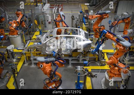 Voitures en cours de fabrication dans l'atelier de carrosserie en aluminium, qui fait partie de l'usine de fabrication avancée de Jaguar Land Rover à Solihull, Birmingham. Date de la photo: Mercredi 15 mars 2017. Le crédit photo devrait se lire: Matt Crossick/ EMPICS. L'atelier de carrosserie en aluminium 3 est le plus grand atelier de carrosserie en aluminium d'Europe. Il contient près de 800 robots qui construisent les voitures Jaguar F-Pace et Range Rover Velar. Il est capable de produire une carrosserie en aluminium toutes les 76 secondes. Banque D'Images