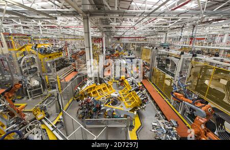 Vue générale de l'atelier de carrosserie en aluminium 3, qui fait partie de l'usine de fabrication avancée de Jaguar Land Rover à Solihull, Birmingham. Date de la photo: Mercredi 15 mars 2017. Le crédit photo devrait se lire: Matt Crossick/ EMPICS. Aluminium Body Shop 3 est le plus grand atelier de carrosserie en aluminium d'Europe et fait partie d'un investissement de 2 milliards de livres sterling dans l'usine de Solihull au cours des 5 dernières années. Banque D'Images