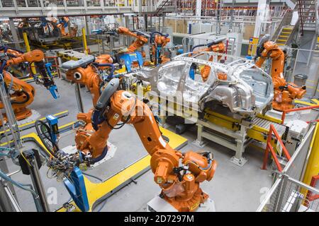 Voitures en cours de fabrication dans l'atelier de carrosserie en aluminium, qui fait partie de l'usine de fabrication avancée de Jaguar Land Rover à Solihull, Birmingham. Date de la photo: Mercredi 15 mars 2017. Le crédit photo devrait se lire: Matt Crossick/ EMPICS. L'atelier de carrosserie en aluminium 3 est le plus grand atelier de carrosserie en aluminium d'Europe. Il contient près de 800 robots qui construisent les voitures Jaguar F-Pace et Range Rover Velar. Il est capable de produire une carrosserie en aluminium toutes les 76 secondes. Banque D'Images