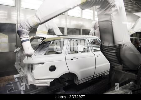 Les voitures sont peintes par pulvérisation dans l'atelier de peinture, qui fait partie de l'usine de fabrication avancée de Jaguar Land Rover à Solihull, Birmingham. Date de la photo: Mercredi 15 mars 2017. Le crédit photo devrait se lire: Matt Crossick/ EMPICS. L'atelier de peinture utilise 26 km de convoyeurs, et un mélange de peinture à la main et de robots automatiques peignent chaque carrosserie de voiture sur une période de 10 heures. Banque D'Images