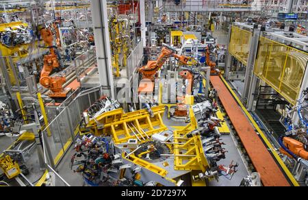 Vue générale de l'atelier de carrosserie en aluminium 3, qui fait partie de l'usine de fabrication avancée de Jaguar Land Rover à Solihull, Birmingham. Date de la photo: Mercredi 15 mars 2017. Le crédit photo devrait se lire: Matt Crossick/ EMPICS. Aluminium Body Shop 3 est le plus grand atelier de carrosserie en aluminium d'Europe et fait partie d'un investissement de 2 milliards de livres sterling dans l'usine de Solihull au cours des 5 dernières années. Banque D'Images