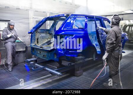 Les voitures sont peintes par pulvérisation dans l'atelier de peinture, qui fait partie de l'usine de fabrication avancée de Jaguar Land Rover à Solihull, Birmingham. Date de la photo: Mercredi 15 mars 2017. Le crédit photo devrait se lire: Matt Crossick/ EMPICS. L'atelier de peinture utilise 26 km de convoyeurs, et un mélange de peinture à la main et de robots automatiques peignent chaque carrosserie de voiture sur une période de 10 heures. Banque D'Images