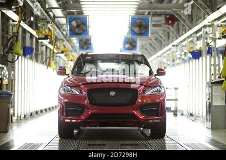 Les voitures finies sont inspectées dans l'usine de fabrication avancée de Jaguar Land Rover à Solihull, Birmingham. Date de la photo: Mercredi 15 mars 2017. Le crédit photo devrait se lire: Matt Crossick/ EMPICS. Le site d'assemblage final est de la taille de 12 terrains de football et accueille l'assemblage final des voitures Range Rover Sport, Range Rover Velar et Jaguar F-PACE. Jaguar Land Rover exporte 80 % des voitures produites au Royaume-Uni vers plus de 136 marchés dans le monde entier. Banque D'Images