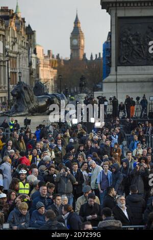 Les gens qui assistent à une veillée aux chandelles à Trafalgar Square, Londres, pour se souvenir de ceux qui ont perdu la vie lors de l'attaque terroriste de Westminster. Date de la photo: Jeudi 23 mars 2017. Le crédit photo devrait se lire: Matt Crossick/ EMPICS Entertainment. Banque D'Images