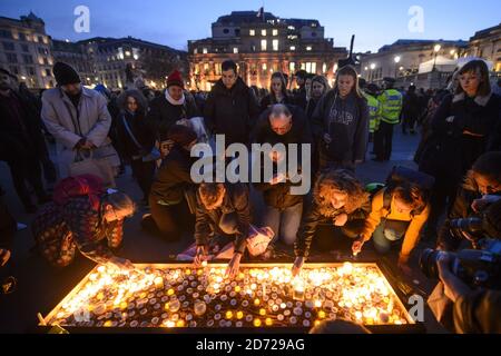 Les gens allument des bougies lors d'une veillée aux chandelles à Trafalgar Square, Londres, pour rappeler ceux qui ont perdu la vie lors de l'attaque terroriste de Westminster. Date de la photo: Jeudi 23 mars 2017. Le crédit photo devrait se lire: Matt Crossick/ EMPICS Entertainment. Banque D'Images