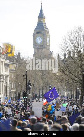 Les manifestants pro-UE prenant part à une marche pour l'Europe se rassemblent contre le Brexit sur la place du Parlement, dans le centre de Londres. Date de la photo: Samedi 25 mars 2017. Le crédit photo devrait se lire: Matt Crossick/ EMPICS Entertainment. Banque D'Images