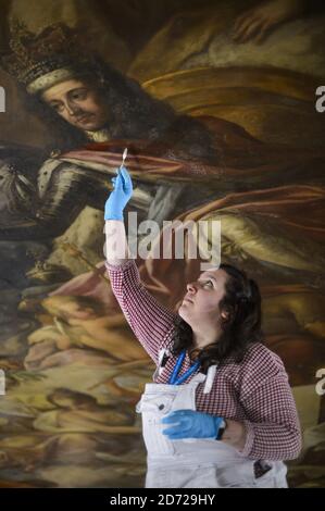 Le conservateur Stefania d'Alba travaille à la salle Painted Hall du Old Royal Naval College de Londres, où le plafond peint de Sir James Thornhil est restauré et peut être vu aux alentours grâce à une série de visites sous plafond qui ont lieu le 1er avril. Date de la photo: Mercredi 30 mars 2017. Le crédit photo devrait se lire: Matt Crossick/ EMPICS Entertainment Banque D'Images