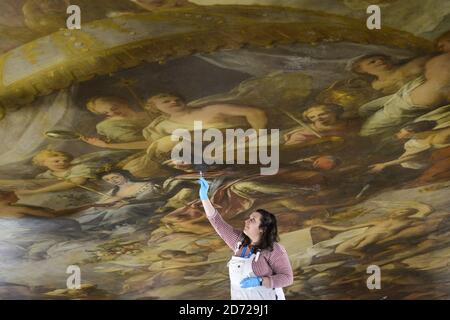 Le conservateur Stefania d'Alba travaille à la salle Painted Hall du Old Royal Naval College de Londres, où le plafond peint de Sir James Thornhil est restauré et peut être vu aux alentours grâce à une série de visites sous plafond qui ont lieu le 1er avril. Date de la photo: Mercredi 30 mars 2017. Le crédit photo devrait se lire: Matt Crossick/ EMPICS Entertainment Banque D'Images