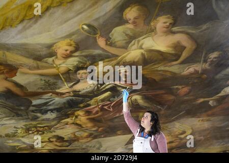 Le conservateur Stefania d'Alba travaille à la salle Painted Hall du Old Royal Naval College de Londres, où le plafond peint de Sir James Thornhil est restauré et peut être vu aux alentours grâce à une série de visites sous plafond qui ont lieu le 1er avril. Date de la photo: Mercredi 30 mars 2017. Le crédit photo devrait se lire: Matt Crossick/ EMPICS Entertainment Banque D'Images