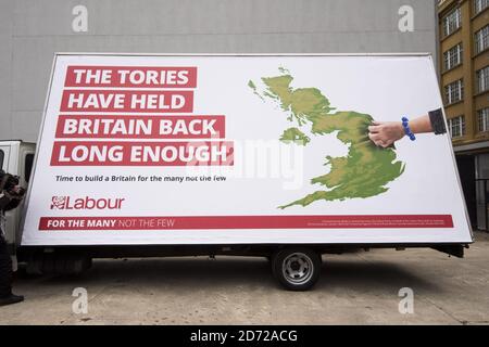 Point de vue général lors du lancement d'une affiche de campagne du Parti travailliste, sur la Banque du Sud, dans le centre de Londres. Date de la photo: Jeudi 11 mai 2017. Le crédit photo devrait se lire: Matt Crossick/ EMPICS Entertainment. Banque D'Images