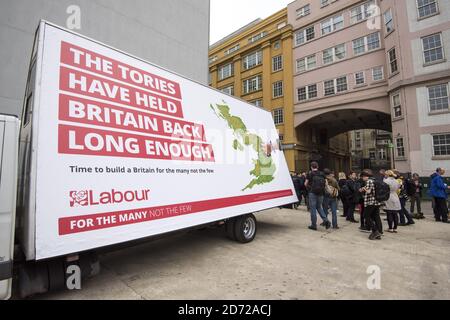 Point de vue général lors du lancement d'une affiche de campagne du Parti travailliste, sur la Banque du Sud, dans le centre de Londres. Date de la photo: Jeudi 11 mai 2017. Le crédit photo devrait se lire: Matt Crossick/ EMPICS Entertainment. Banque D'Images