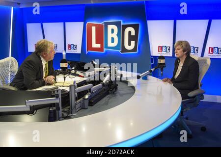 Le Premier ministre Theresa May MP est interviewé par Nick Ferrari sur LBC 'leaders Live', dans leurs studios de Leicester Square, Londres. Le spectacle est le premier d'une série d'entrevues en direct avec des dirigeants de parti pendant la campagne électorale générale. Date de la photo: Jeudi 11 mai 2017. Le crédit photo devrait se lire: Matt Crossick/ EMPICS Entertainment. Banque D'Images