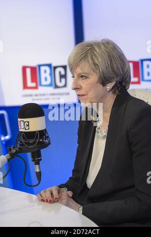 Le Premier ministre Theresa May MP est interviewé par Nick Ferrari sur LBC 'leaders Live', dans leurs studios de Leicester Square, Londres. Le spectacle est le premier d'une série d'entrevues en direct avec des dirigeants de parti pendant la campagne électorale générale. Date de la photo: Jeudi 11 mai 2017. Le crédit photo devrait se lire: Matt Crossick/ EMPICS Entertainment. Banque D'Images