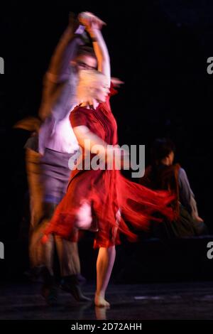 Des artistes de Rambert produisent des scènes de Ghost Dances de Christopher Bruce, au Sadler's Wells Theatre de Londres. Date de la photo: Mardi 16 mai 2017. Le crédit photo devrait se lire: Matt Crossick/ EMPICS Entertainment. Banque D'Images