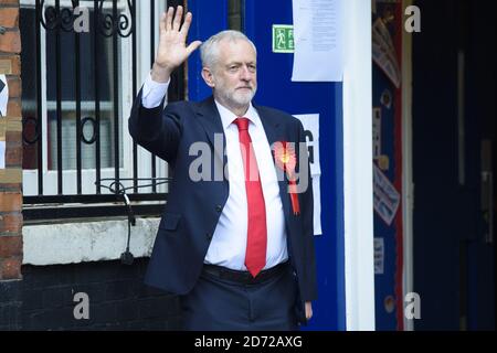 Le leader travailliste Jeremy Corbyn vote aux élections générales dans un bureau de vote de l’école Pakeman d’Islington, dans le nord de Londres. Date de la photo: Jeudi 8 juin 2017. Le crédit photo devrait se lire: Matt Crossick/ EMPICS Entertainment. Banque D'Images