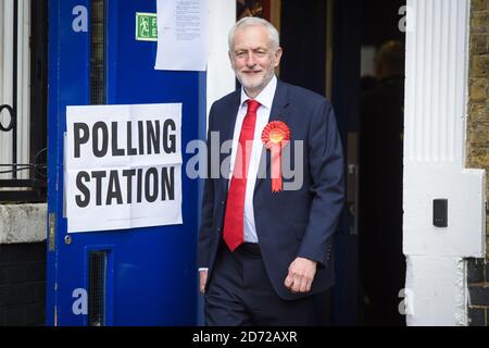 Le leader travailliste Jeremy Corbyn vote aux élections générales dans un bureau de vote de l’école Pakeman d’Islington, dans le nord de Londres. Date de la photo: Jeudi 8 juin 2017. Le crédit photo devrait se lire: Matt Crossick/ EMPICS Entertainment. Banque D'Images