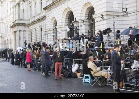 Les médias attendent la première ministre Theresa May au numéro 10 Downing Street, Londres. Date de la photo: Vendredi 9 juin 2017. Le crédit photo devrait se lire: Matt Crossick/ EMPICS Entertainment. Banque D'Images
