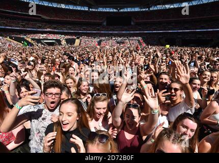 Les fans du Summertime ball de Capital FM avec Vodafone se sont déroulés au stade Wembley, à Londres. Le crédit photo devrait être Matt Crossick/EMPICS Entertainment. Banque D'Images