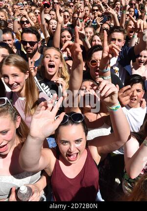 Les fans du Summertime ball de Capital FM avec Vodafone se sont déroulés au stade Wembley, à Londres. Le crédit photo devrait être Matt Crossick/EMPICS Entertainment. Banque D'Images