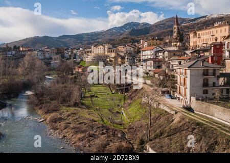 Dronero ville et rivière avec neige sur les montagnes vue panoramique dans la province de Cuneo, Piémont, Italie Banque D'Images