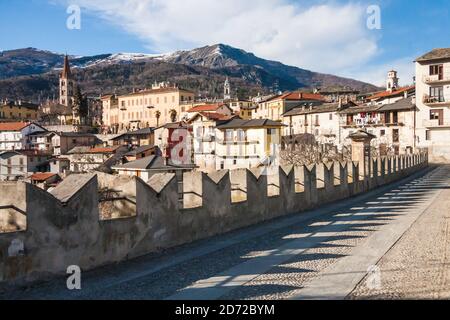 Vue panoramique de la ville de Dronero avec neige sur les montagnes dans la province de Cuneo, Piémont, Italie depuis Ponte del Diavolo (Pont du Diable) Banque D'Images