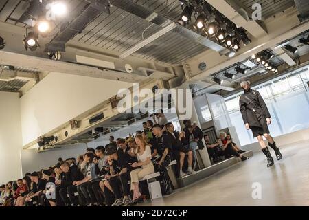 Un modèle sur la passerelle lors du salon SS18 pour hommes de la KTZ London Fashion week, qui s'est tenu au BFC Show Space de Londres. Date de la photo: Vendredi 9 juin 2017. Le crédit photo devrait se lire: Matt Crossick/ EMPICS Entertainment. Banque D'Images