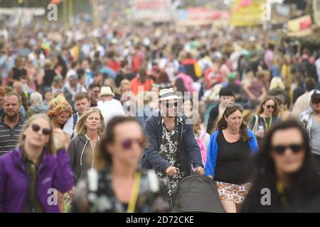 Foule pendant le festival de Glastonbury à la ferme digne de Pilton, dans le Somerset. Date de la photo: Vendredi 23 juin 2017. Le crédit photo devrait se lire: Matt Crossick/ EMPICS Entertainment. Banque D'Images