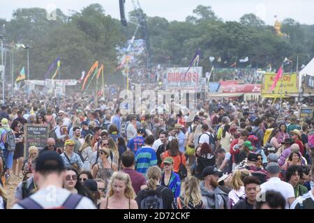 Foule pendant le festival de Glastonbury à la ferme digne de Pilton, dans le Somerset. Date de la photo: Vendredi 23 juin 2017. Le crédit photo devrait se lire: Matt Crossick/ EMPICS Entertainment. Banque D'Images