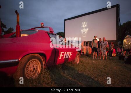 Les amateurs de festival regardent un film au cinéma drive-in Cineramageddon, pendant le festival Glastonbury à Carry Farm à Pilton, Somerset. Date de la photo: Jeudi 22 juin 2017. Le crédit photo devrait se lire: Matt Crossick/ EMPICS Entertainment. Banque D'Images