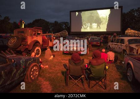 Les amateurs de festival regardent un film au cinéma drive-in Cineramageddon, pendant le festival Glastonbury à Carry Farm à Pilton, Somerset. Date de la photo: Jeudi 22 juin 2017. Le crédit photo devrait se lire: Matt Crossick/ EMPICS Entertainment. Banque D'Images