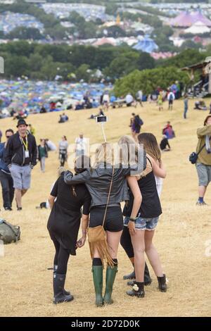 Atmosphère pendant le festival Glastonbury à la ferme de Worry à Pilton, Somerset. Date de la photo: Dimanche 25 juin 2017. Le crédit photo devrait se lire: Matt Crossick/ EMPICS Entertainment. Banque D'Images