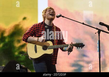 Ed Sheeran se produit sur la Pyramid Stage pendant le Glastonbury Festival à la ferme de Kléry à Pilton, Somerset. Date de la photo: Dimanche 25 juin 2017. Le crédit photo devrait se lire: Matt Crossick/ EMPICS Entertainment. Banque D'Images