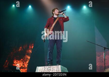 Ed Sheeran se produit sur la Pyramid Stage pendant le Glastonbury Festival à la ferme de Kléry à Pilton, Somerset. Date de la photo: Dimanche 25 juin 2017. Le crédit photo devrait se lire: Matt Crossick/ EMPICS Entertainment. Banque D'Images