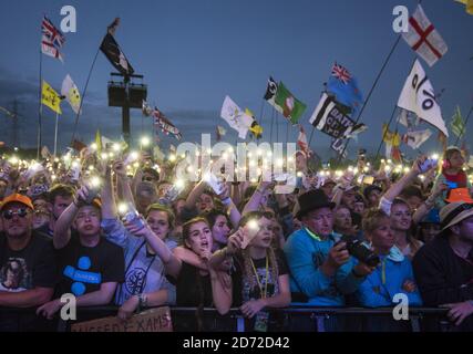 La foule regarde Ed Sheeran jouer sur la Pyramid Stage pendant le Glastonbury Festival à la ferme digne de Pilton, Somerset. Date de la photo: Dimanche 25 juin 2017. Le crédit photo devrait se lire: Matt Crossick/ EMPICS Entertainment. Banque D'Images