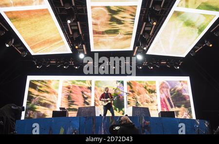 Ed Sheeran se produit sur la Pyramid Stage pendant le Glastonbury Festival à la ferme de Kléry à Pilton, Somerset. Date de la photo: Dimanche 25 juin 2017. Le crédit photo devrait se lire: Matt Crossick/ EMPICS Entertainment. Banque D'Images