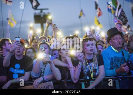 La foule regarde Ed Sheeran jouer sur la Pyramid Stage pendant le Glastonbury Festival à la ferme digne de Pilton, Somerset. Date de la photo: Dimanche 25 juin 2017. Le crédit photo devrait se lire: Matt Crossick/ EMPICS Entertainment. Banque D'Images