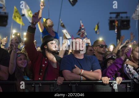 La foule regarde Ed Sheeran jouer sur la Pyramid Stage pendant le Glastonbury Festival à la ferme digne de Pilton, Somerset. Date de la photo: Dimanche 25 juin 2017. Le crédit photo devrait se lire: Matt Crossick/ EMPICS Entertainment. Banque D'Images