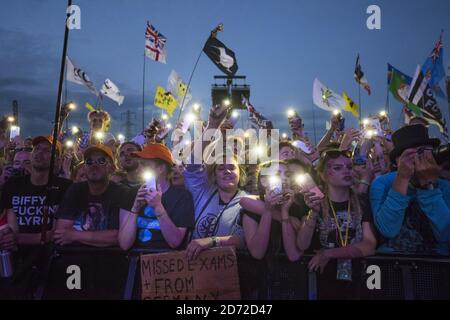 La foule regarde Ed Sheeran jouer sur la Pyramid Stage pendant le Glastonbury Festival à la ferme digne de Pilton, Somerset. Date de la photo: Dimanche 25 juin 2017. Le crédit photo devrait se lire: Matt Crossick/ EMPICS Entertainment. Banque D'Images