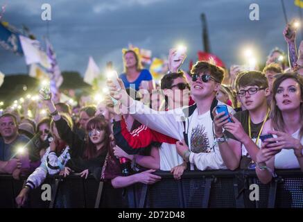 La foule regarde Ed Sheeran jouer sur la Pyramid Stage pendant le Glastonbury Festival à la ferme digne de Pilton, Somerset. Date de la photo: Dimanche 25 juin 2017. Le crédit photo devrait se lire: Matt Crossick/ EMPICS Entertainment. Banque D'Images