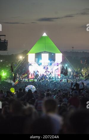 La foule regarde Ed Sheeran jouer sur la Pyramid Stage pendant le Glastonbury Festival à la ferme digne de Pilton, Somerset. Date de la photo: Dimanche 25 juin 2017. Le crédit photo devrait se lire: Matt Crossick/ EMPICS Entertainment. Banque D'Images