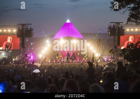 La foule regarde Ed Sheeran jouer sur la Pyramid Stage pendant le Glastonbury Festival à la ferme digne de Pilton, Somerset. Date de la photo: Dimanche 25 juin 2017. Le crédit photo devrait se lire: Matt Crossick/ EMPICS Entertainment. Banque D'Images