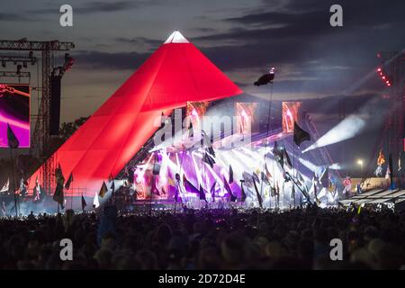 La foule regarde Ed Sheeran jouer sur la Pyramid Stage pendant le Glastonbury Festival à la ferme digne de Pilton, Somerset. Date de la photo: Dimanche 25 juin 2017. Le crédit photo devrait se lire: Matt Crossick/ EMPICS Entertainment. Banque D'Images