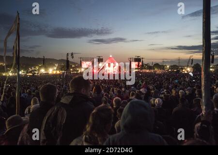 La foule regarde Ed Sheeran jouer sur la Pyramid Stage pendant le Glastonbury Festival à la ferme digne de Pilton, Somerset. Date de la photo: Dimanche 25 juin 2017. Le crédit photo devrait se lire: Matt Crossick/ EMPICS Entertainment. Banque D'Images