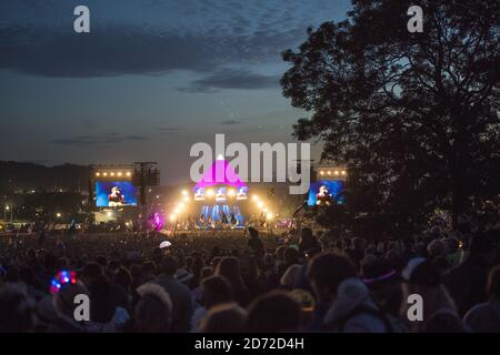 La foule regarde Ed Sheeran jouer sur la Pyramid Stage pendant le Glastonbury Festival à la ferme digne de Pilton, Somerset. Date de la photo: Dimanche 25 juin 2017. Le crédit photo devrait se lire: Matt Crossick/ EMPICS Entertainment. Banque D'Images