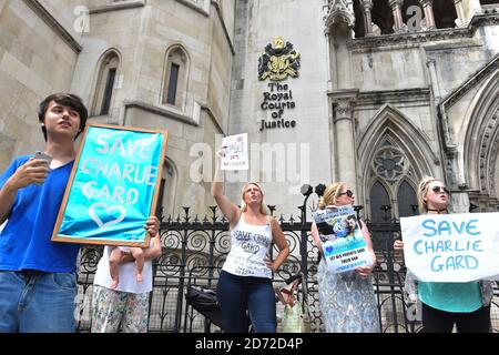 Des manifestants devant la haute Cour de Londres, lors d'une audience dans l'affaire Charlie Gard. Date de la photo: Lundi 10 juillet 2017. Le crédit photo devrait se lire: Matt Crossick/ EMPICS Entertainment. Banque D'Images