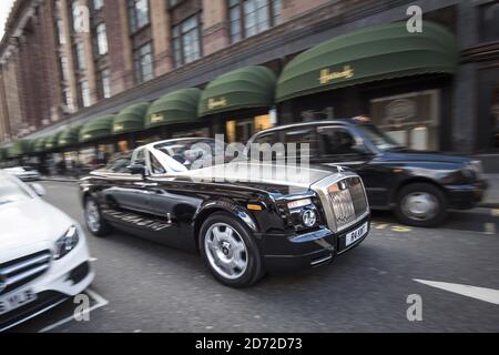 Une voiture Rolls Royce passe devant Harrods à Knightsbridge, Londres. Le quartier de Kensington et Chelsea, dans lequel se trouve Knightsbridge, est l'un des plus polarisés de Grande-Bretagne, Avec certains des biens immobiliers les plus chers au Royaume-Uni, à quelques pas de plusieurs des quartiers les plus défavorisés du pays - y compris le quartier autour de la tour Grenfell. Date de la photo: Mercredi 12 juillet 2017. Le crédit photo devrait se lire: Matt Crossick/ EMPICS Entertainment. Banque D'Images