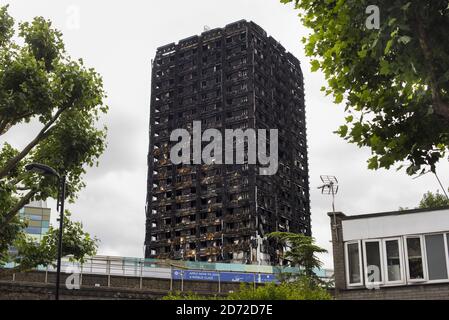 Vue générale des vestiges de la Grenfell Tower, un mois après le feu qui a englouti le bloc de 24 étages de Kensington, Londres. Date de la photo: Mardi 11 juillet 2017. Le crédit photo devrait se lire: Matt Crossick/ EMPICS Entertainment. Banque D'Images