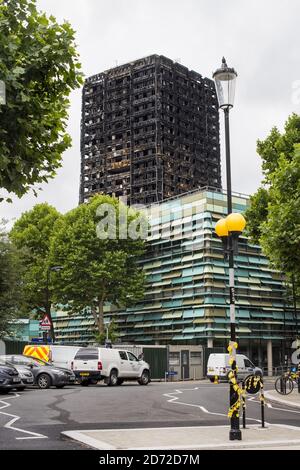 Vue générale des vestiges de la Grenfell Tower, un mois après le feu qui a englouti le bloc de 24 étages de Kensington, Londres. Date de la photo: Mardi 11 juillet 2017. Le crédit photo devrait se lire: Matt Crossick/ EMPICS Entertainment. Banque D'Images