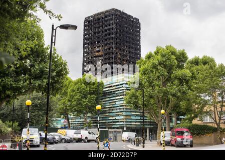 Vue générale des vestiges de la Grenfell Tower, un mois après le feu qui a englouti le bloc de 24 étages de Kensington, Londres. Date de la photo: Mardi 11 juillet 2017. Le crédit photo devrait se lire: Matt Crossick/ EMPICS Entertainment. Banque D'Images