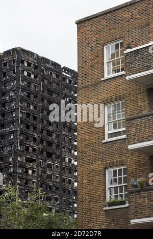 Vue générale des vestiges de la Grenfell Tower, un mois après le feu qui a englouti le bloc de 24 étages de Kensington, Londres. Date de la photo: Mardi 11 juillet 2017. Le crédit photo devrait se lire: Matt Crossick/ EMPICS Entertainment. Banque D'Images